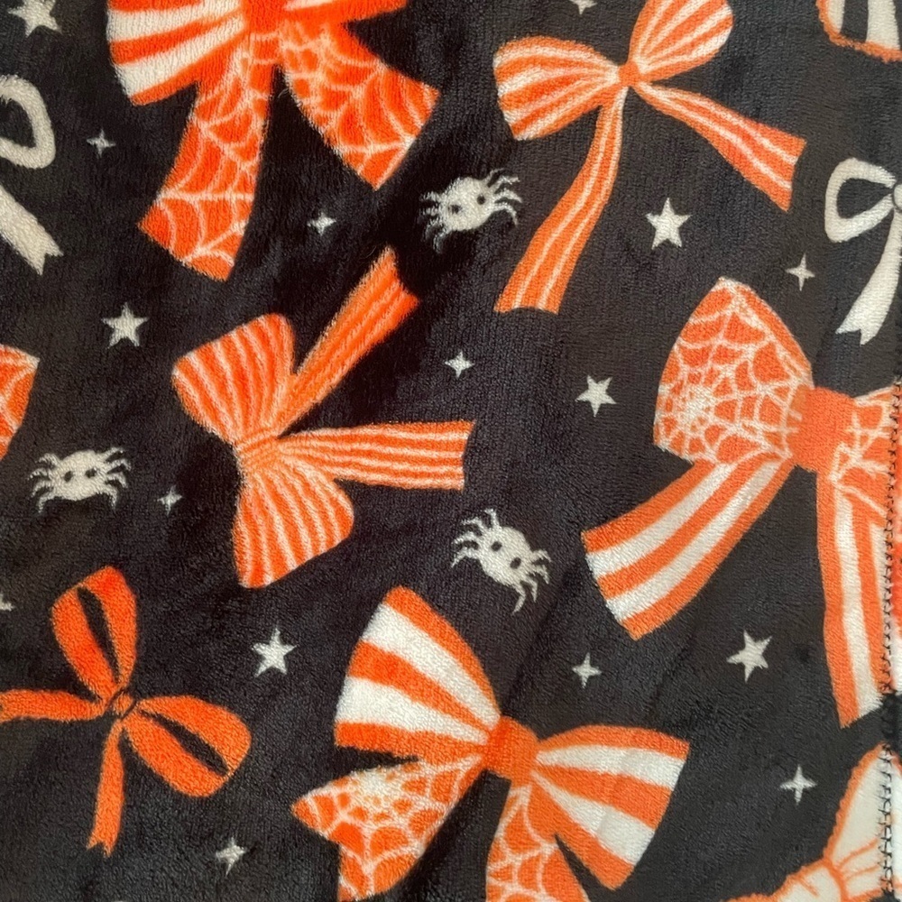 Trick or treat Halloween oversized throw blanket with ribbons bows spiders 50x70 - Picture 4 of 4